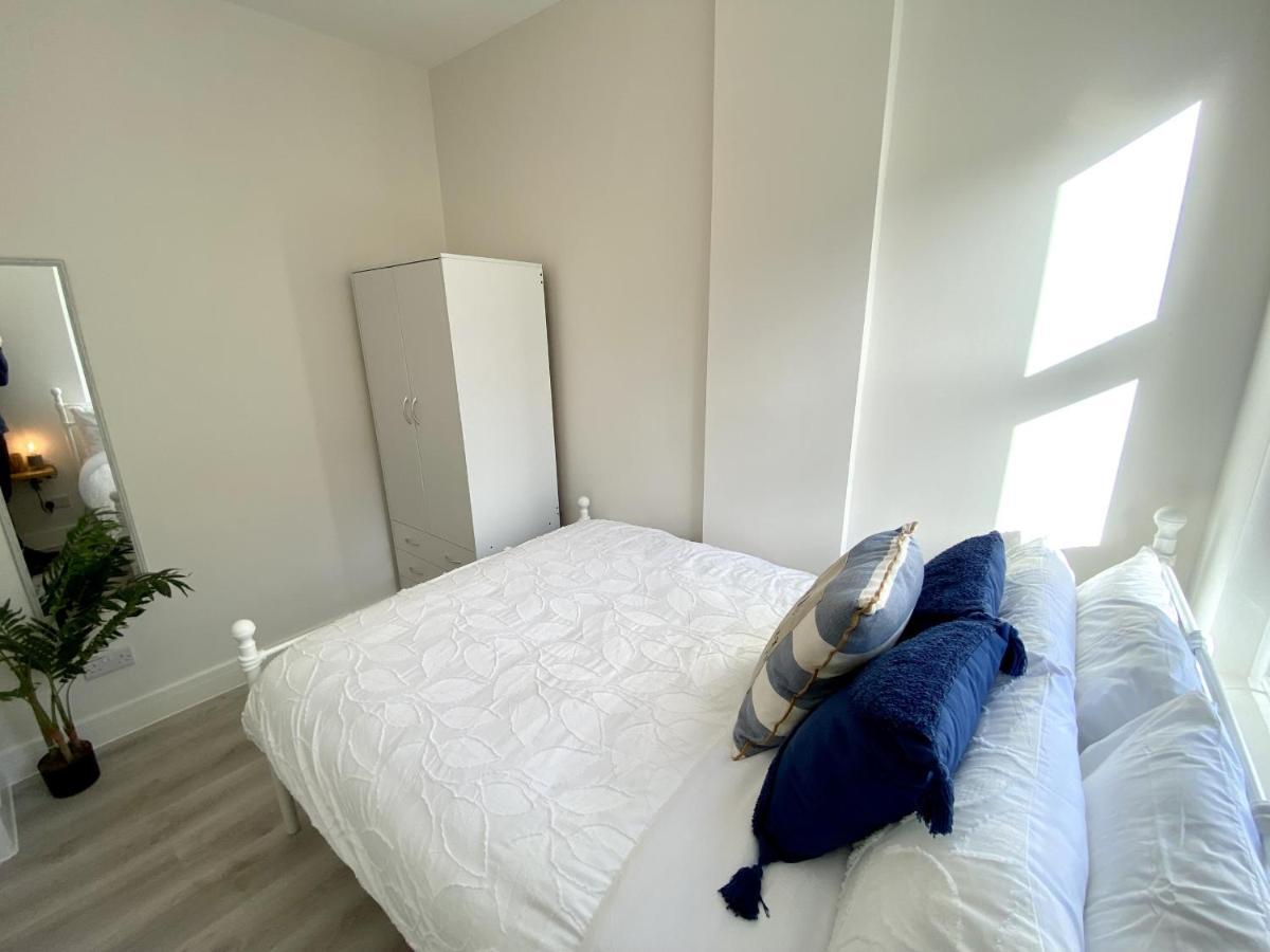 Stunning Beach Themed 2 Bed Apartment Борнмут Экстерьер фото