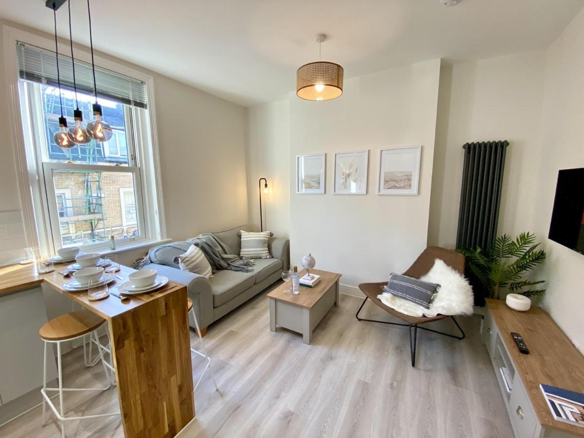 Stunning Beach Themed 2 Bed Apartment Борнмут Экстерьер фото