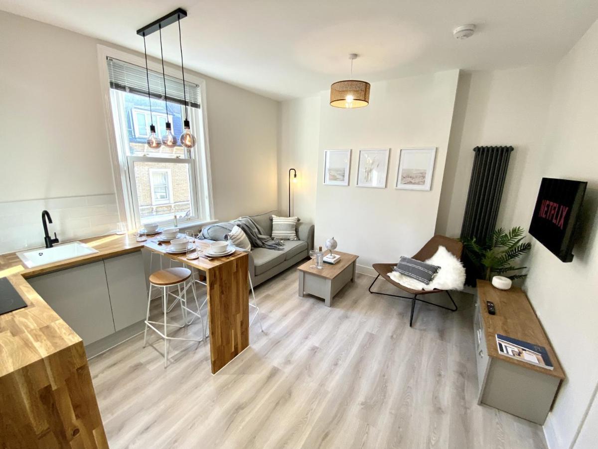 Stunning Beach Themed 2 Bed Apartment Борнмут Экстерьер фото